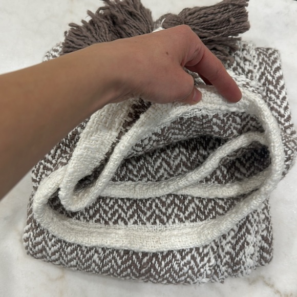 UGG Yarn Leigh Herringbone throw - Picture 10 of 11